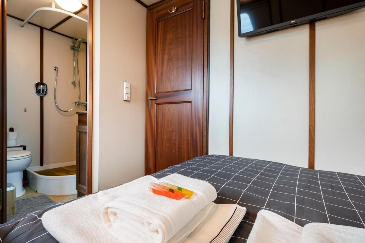 Luxury Boat Hotel Sant Adria de Besos Exterior photo